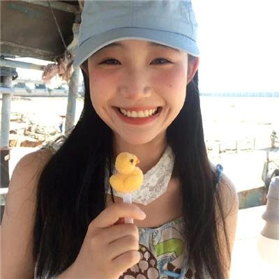 她的微笑像颗糖